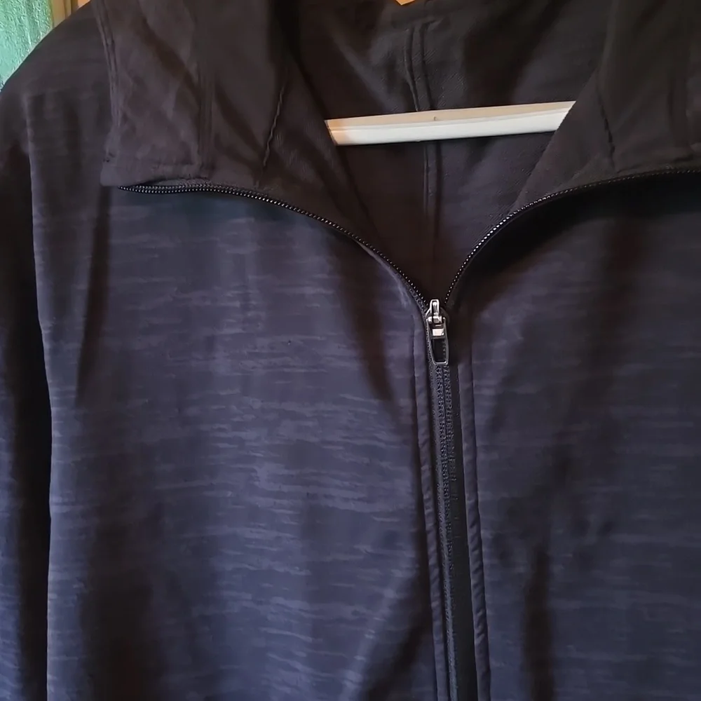 Men’s lululemon, like new. - Picture 2 of 10